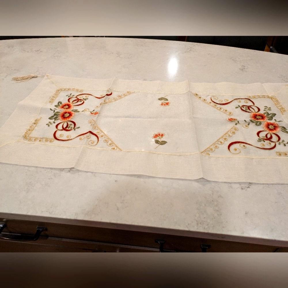 Set of 14: 1pc table runner, 1 pc square tablecloth and 12 pc napkins. New